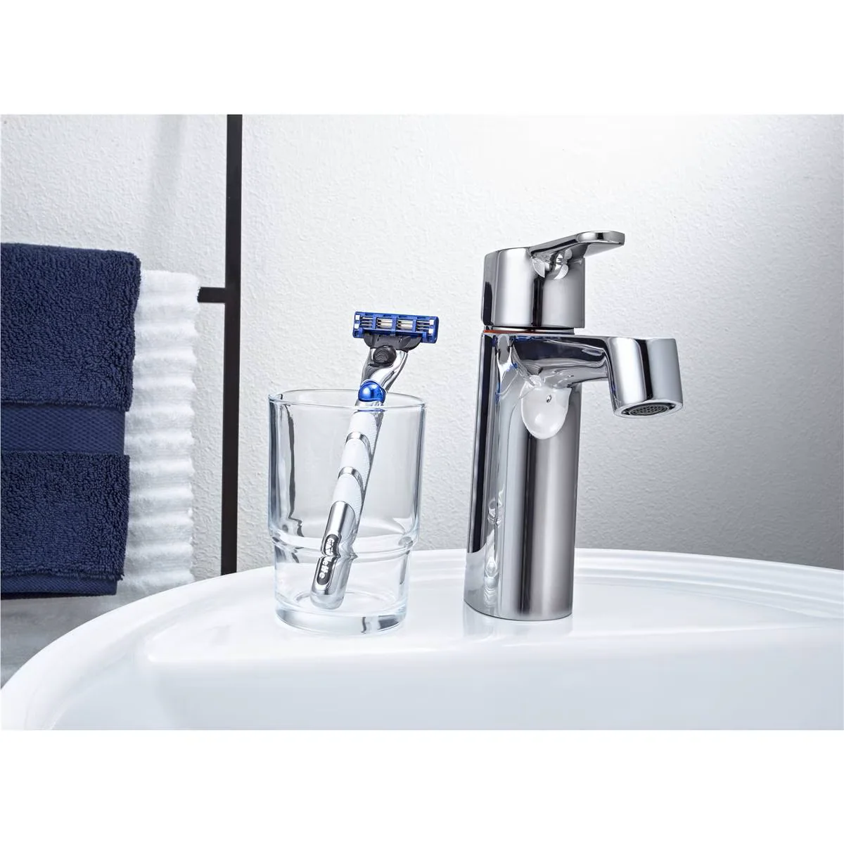 Gillette Mach3 Turbo 3d Razor Blade Refills 8 Pack - Image 3